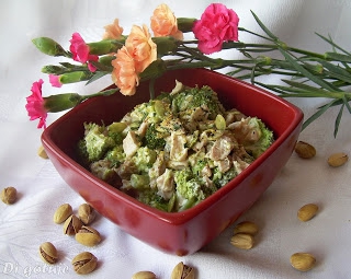 Sałatka brokułowa (z pieczonym kurczakiem, pestkami dyni i pistacjami)