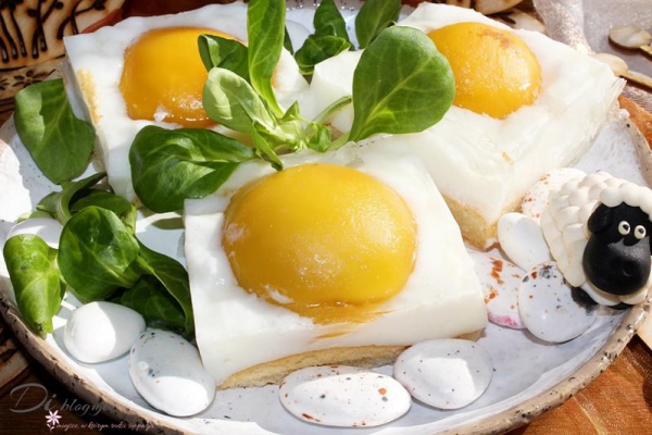 Ciasto jajko sadzone, czyli pianka z maślanki z brzoskwiniami i galaretką