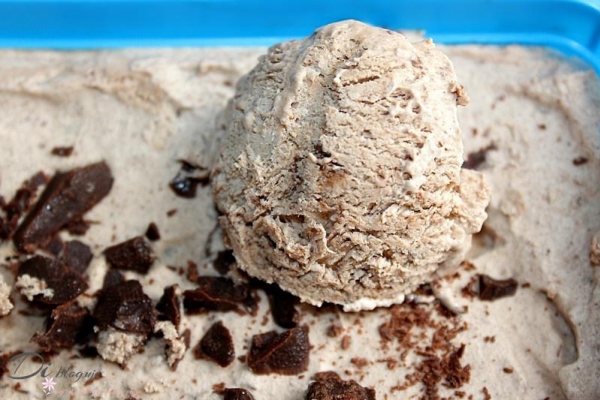 3-składnikowe lody czekoladowe z kawałkami czekolady (bez jajek i maszynki)