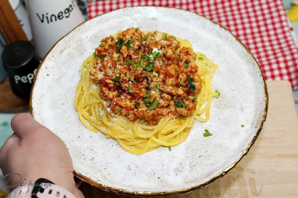 Spaghetti bolognese z mięsem z kurczaka