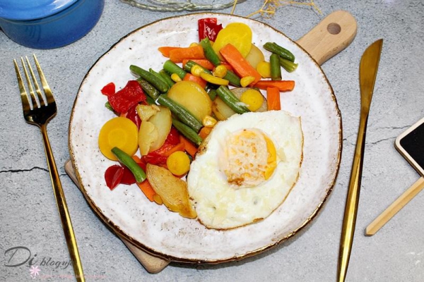 Warzywa na patelnię z jajkiem sadzonym, czyli zdrowy obiad w 15 minut