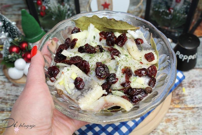 Szybkie śledzie z żurawiną