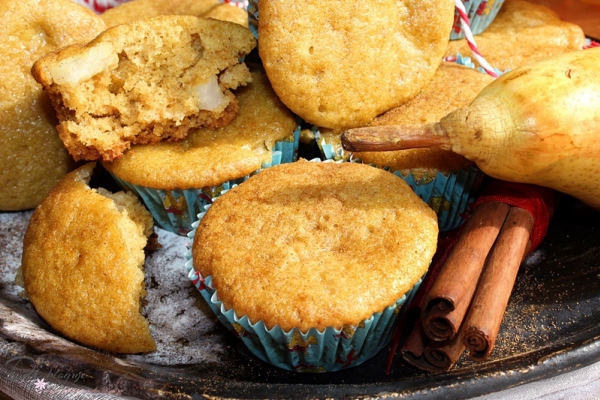 Muffiny żytnio-kukurydziane z gruszką i cynamonem