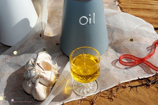 Domowy olej czosnkowy na 2 sposoby
