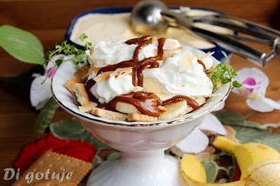 Deser banoffee z lodami (ciasteczka z bananem, lodami, bitą śmietaną i sosem toffi)