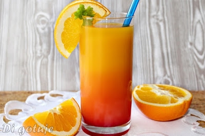 Tequila Sunrise (drink z tequilą, sokiem pomarańczowym i syropem grenadina)