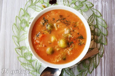 Zupa pomidorowa z ryżem i brukselką