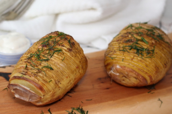 Ziemniaki długo pieczone podawane z sosem czosnkowym