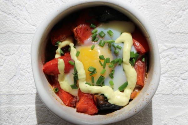 Jajko zapiekane z pomidorami, kiełbaską i pieczarkami