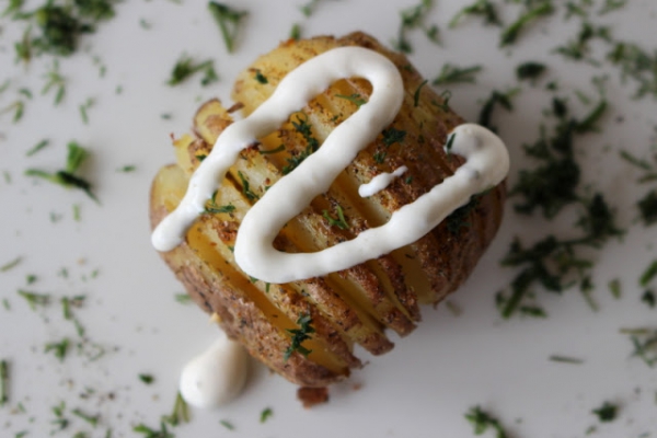 Ziemniak hasselback z koperkiem sosem czosnkowym