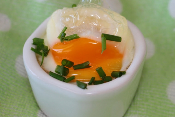 Jajko zapiekane na kiełbasce podawane z remuladą duńską