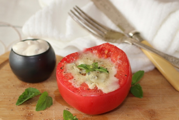 Pomidor zapiekany z gorgonzolą podawany z sosem czosnkowym