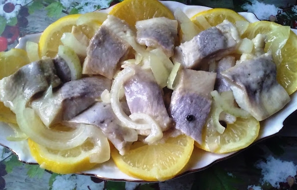 Śledź z cytryną i cebulą