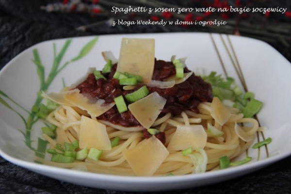 Spaghetti z sosem zero waste z soczewicą