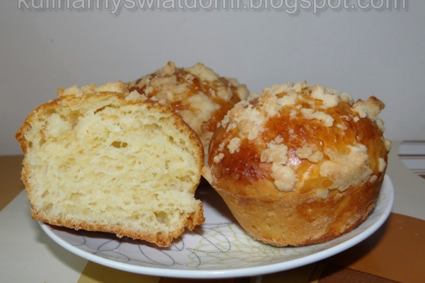 Drożdżowe muffinki z kruszonką