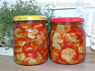 Sałatka z ogórków z koncentratem pomidorowym