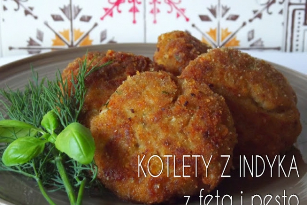 Kotlety z indyka z fetą i pesto