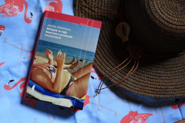 Recenzja książki  Witajcie w raju. Reportaże o przemyśle turystycznym  autorstwa Jennie Dielemans.