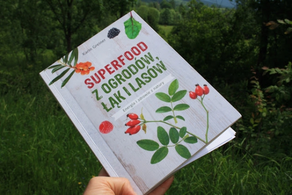 Recenzja książki  Superfood z ogrodów łąk i lasów  Kariny Greiner.