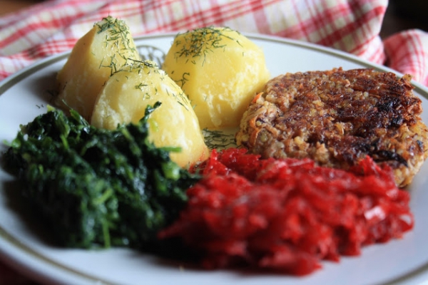 Kotlet a la mielony, ziemniaki z koperkiem, buraczki i szpinak, czyli obiad z resztek.