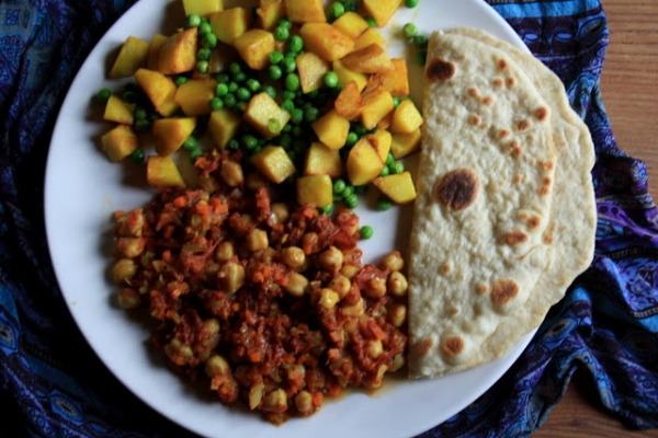 Dobrze przyprawiona cieciorka i ziemniaki z groszkiem, czyli indyjski obiad po raz drugi.