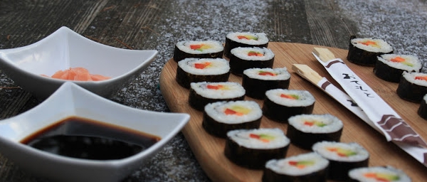 Domowe wegańskie sushi.