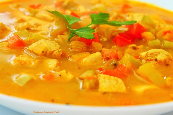 Paprykowa zupa curry z kurczakiem