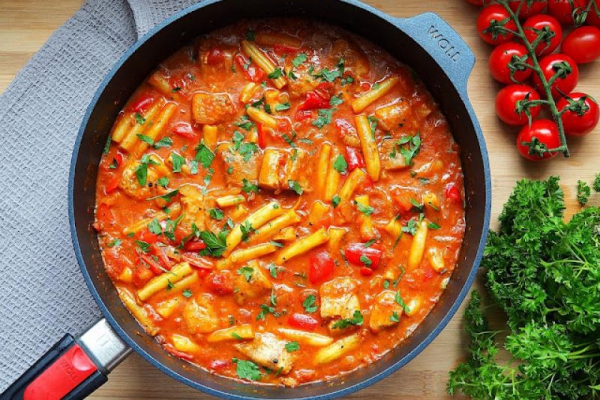 Pomidorowe curry z mintajem i fasolką szparagową