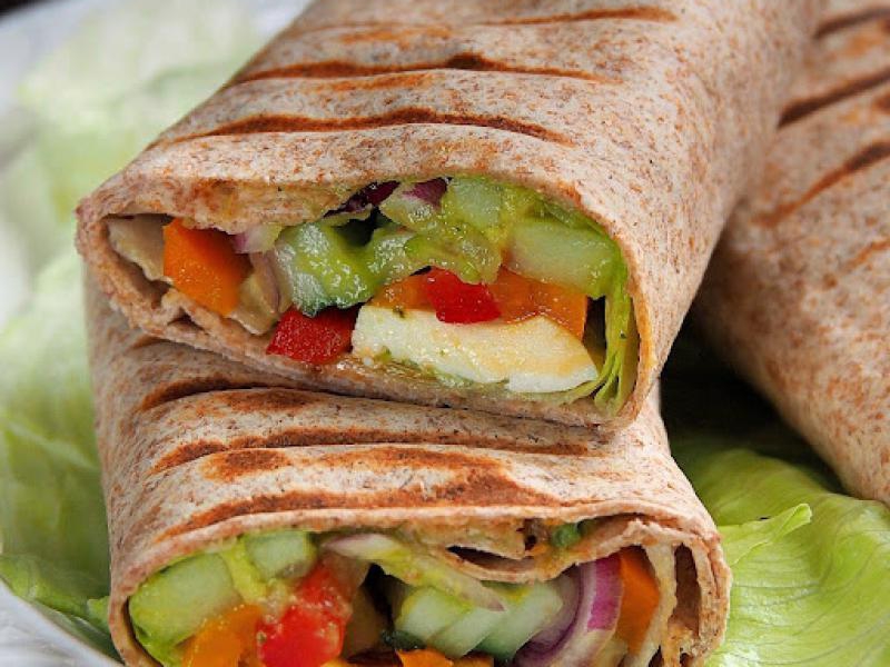 Tortille z warzywami i serem halloumi