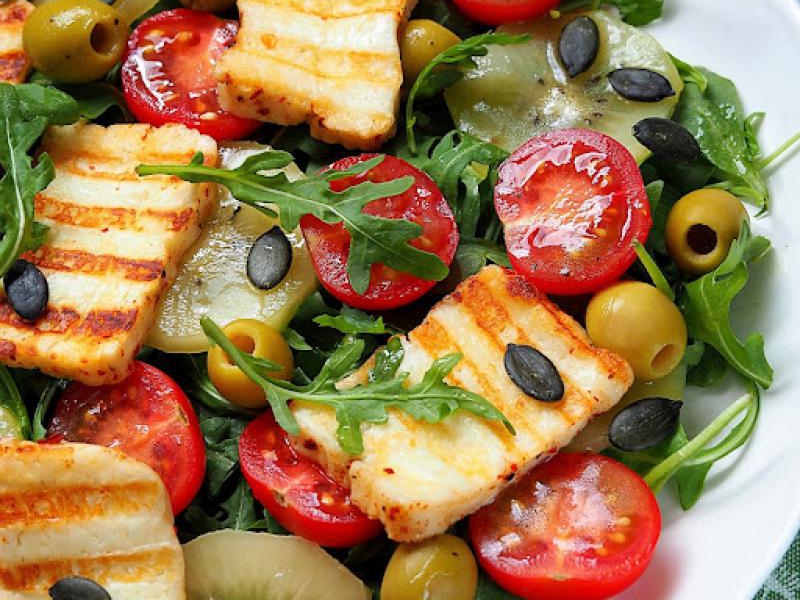 Sałatka z halloumi i złotym kiwi