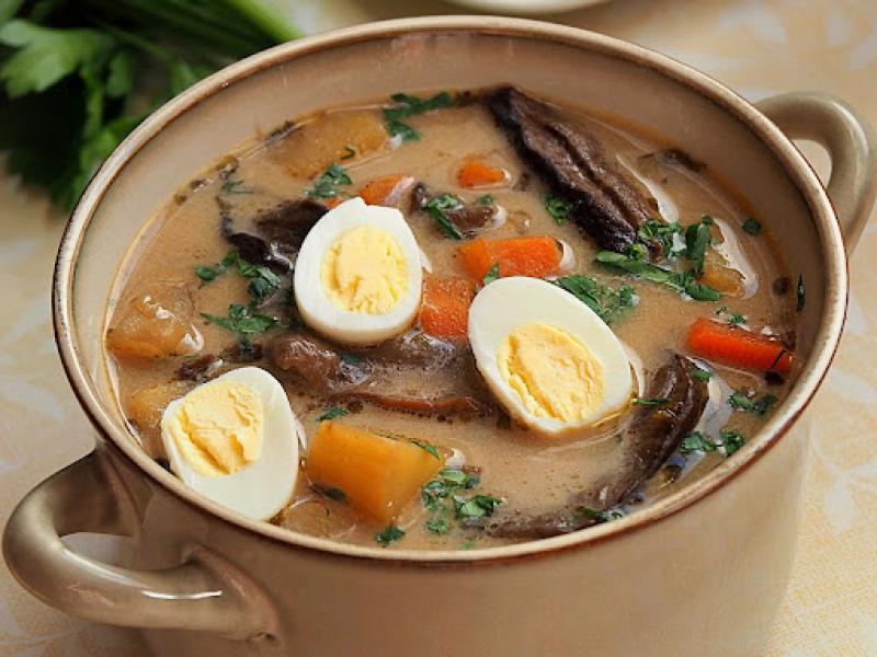 Zupa grzybowa z jajkiem przepiórczym