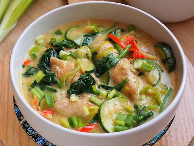 Zielone curry z kurczakiem i warzywami