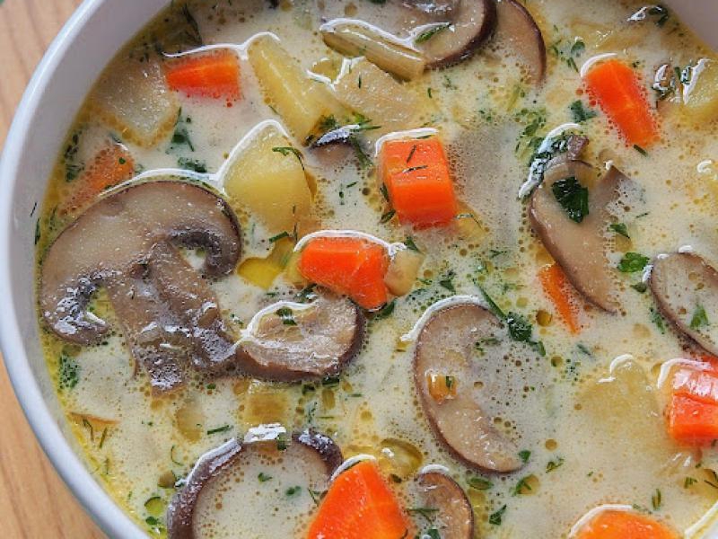 Rozgrzewająca zupa z brązowych pieczarek