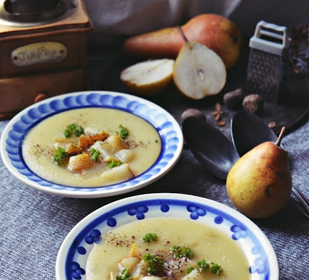 Kremowa zupa z selerem i winnymi gruszkami