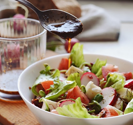 PROJEKT ŚNIADANIE: Chrupiąca sałatka z mozzarellą i ziołowym dressingiem balsamicznym
