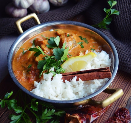 Rybne curry z pomidorami i cynamonowym ryżem
