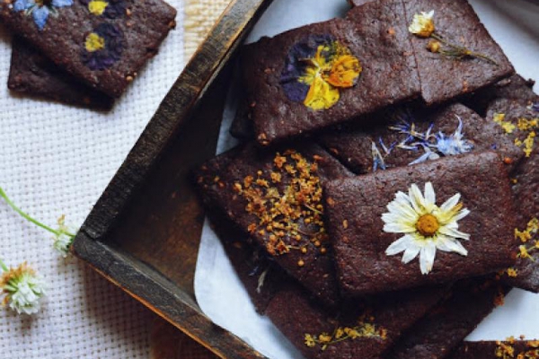 Z ŁĄKI NA TALERZ: Kakaowe ciastka z kwiatami