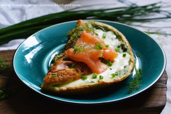 PROJEKT ŚNIADANIE: Mega puchaty omlet ziołowy z łososiem