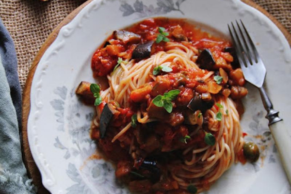 Letnie spaghetti z kremowym bakłażanem