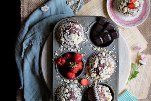 Podwójnie czekoladowe muffiny z truskawkami i kruszonką migdałową