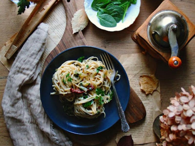 Listopadowe spaghetti z karmelizowaną cebulą