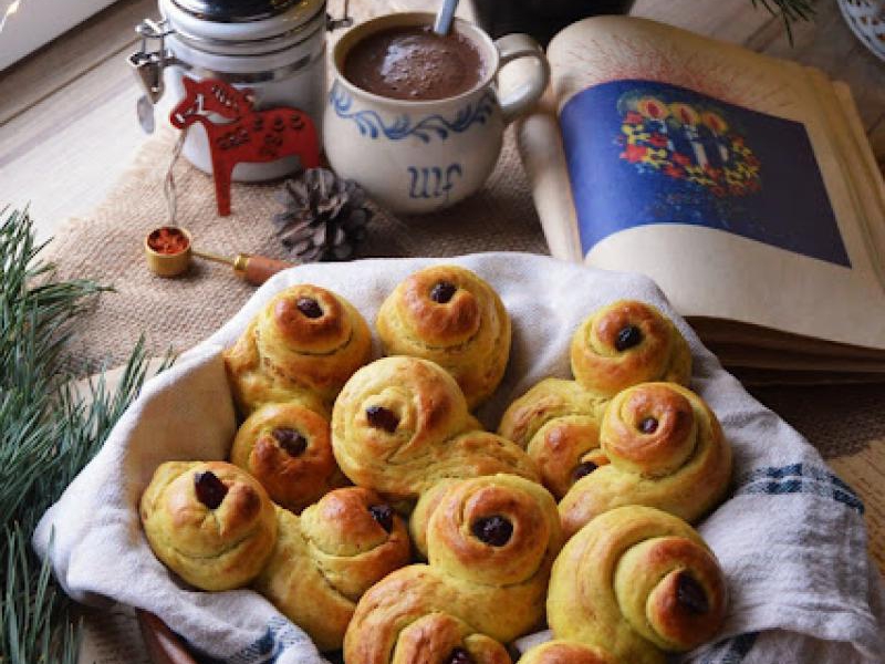 Lussekatter - szwedzkie bułeczki szafranowe św. Łucji