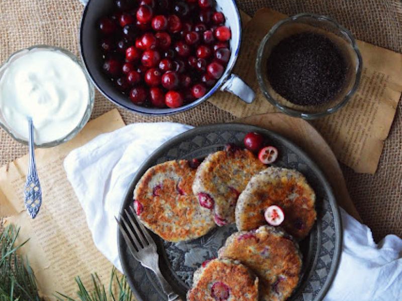 Zimowe syrniczki z makiem i żurawiną
