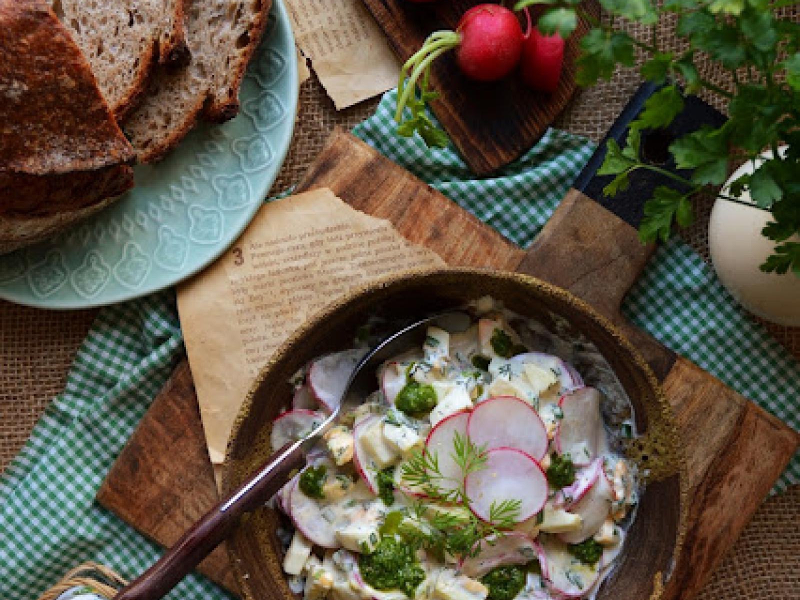 Wielkanocna sałatka jajeczna z rzodkiewkami