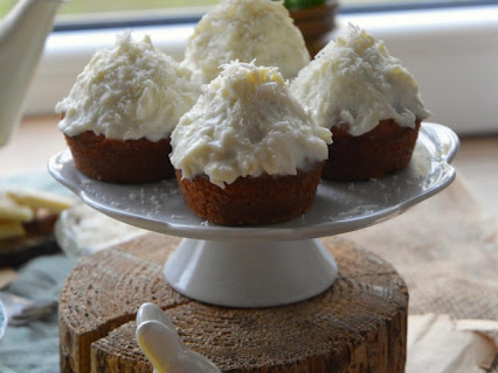 Maślane muffiny z kokosem i kremem jogurtowym