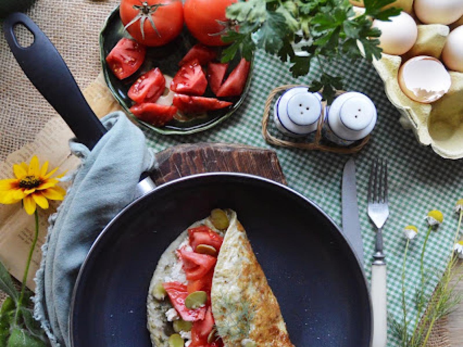 Projekt śniadanie: Prosty omlet z bobem i pomidorami