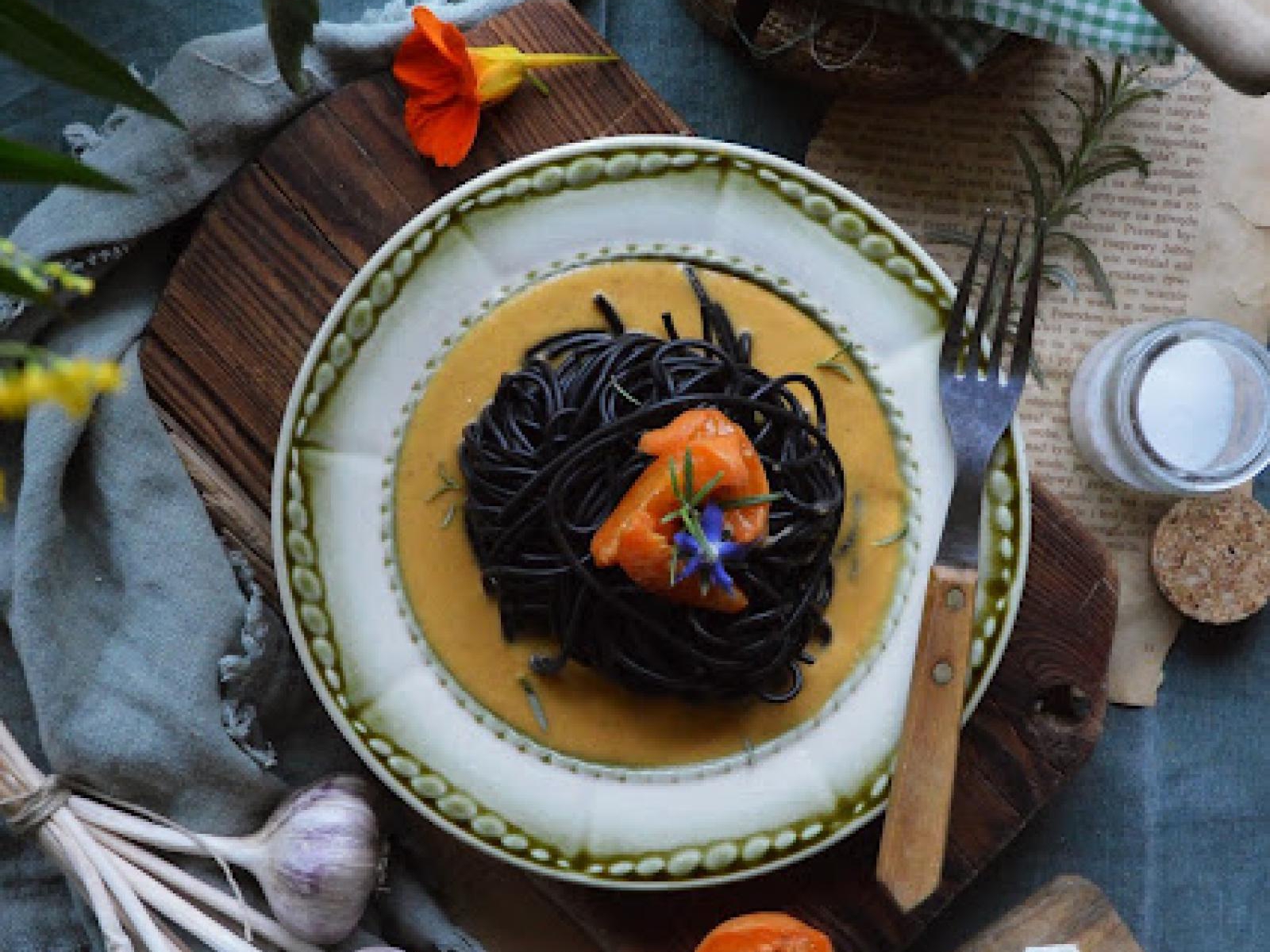 Spaghetti z sosem z pieczonych moreli i Camembertem na pożegnanie lata