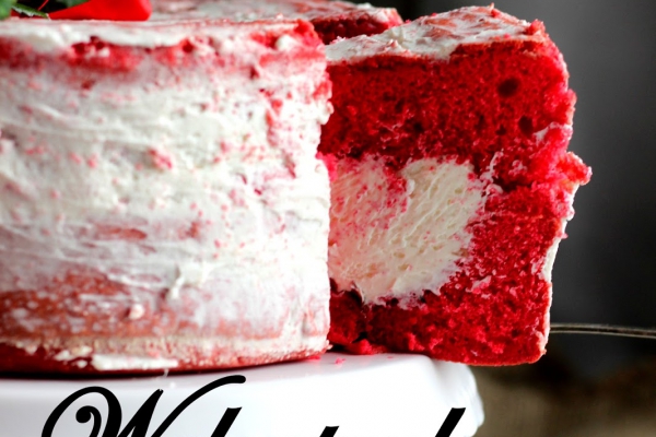 Walentynkowy tort - czerwony biszkopt z kremem i różami
