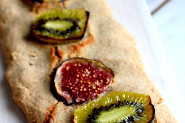 Gryczane chlebki z figami, kiwi i miodem eukaliptusowym