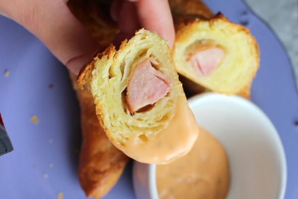 Rogaliki croissant nadziane kiełbaską - idealne na śniadanie